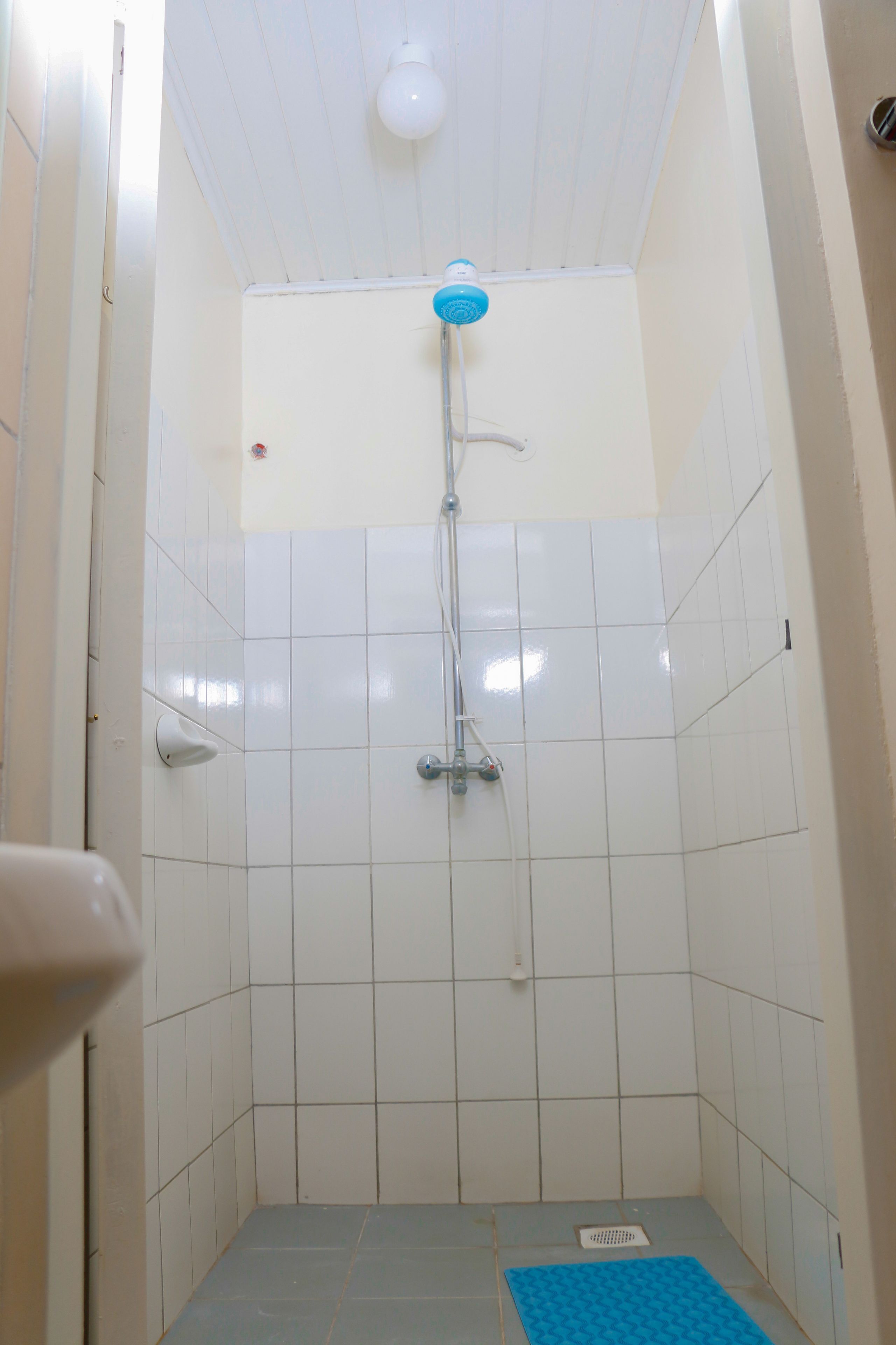 Bathroom | Shower, free toiletries, towels