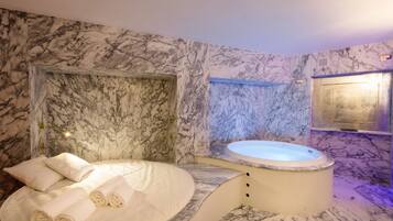 Suite – royal, spabadekar, utsikt mot innsjø (SPA) | Bad | Designertoalettartikler, hårføner, badekåper og tøfler