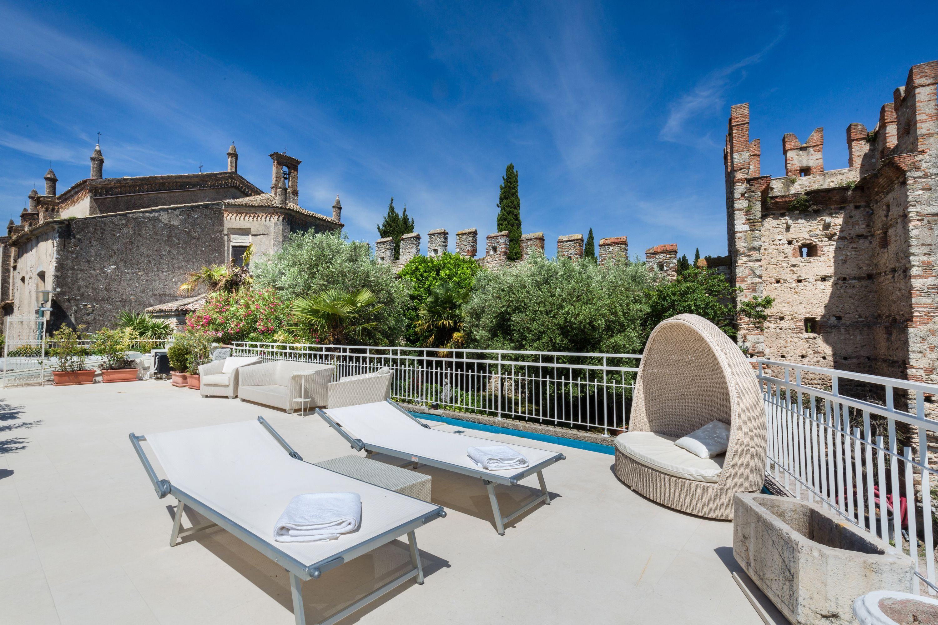 Vlak bij het strand, ligstoelen aan het strand, parasols, strandlakens