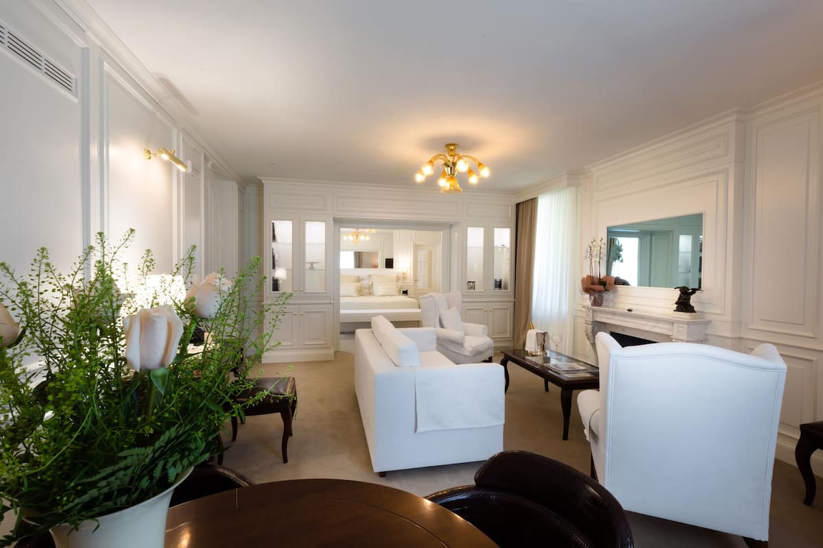 Royal Suite, Hot Tub, Lake View (SPA) | Living area | 55-inch Smart TV with satellite channels, fireplace, iPad