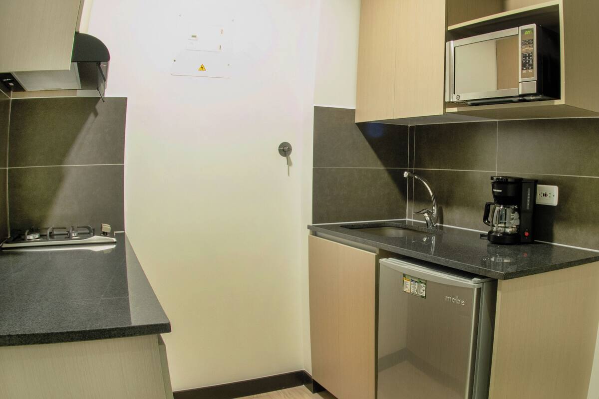 standard twin room | private kitchenette | mini-fridge, cookware/dishes/utensils