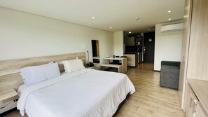 スタンダード ダブルルーム | セーフティボックス (室内)、デスク、遮光カーテン、アイロン / アイロン台