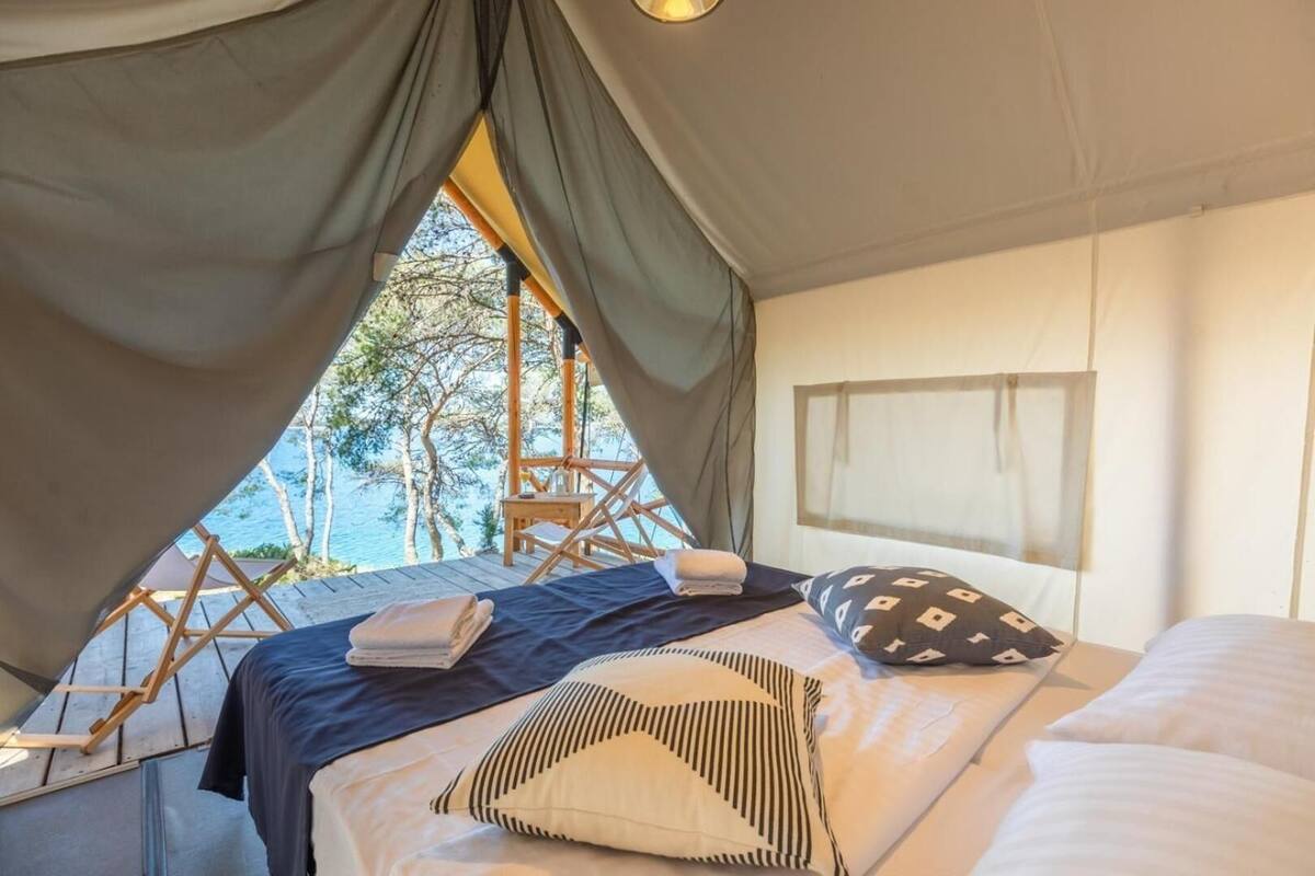 Premium bedding, WiFi (free), bed sheets