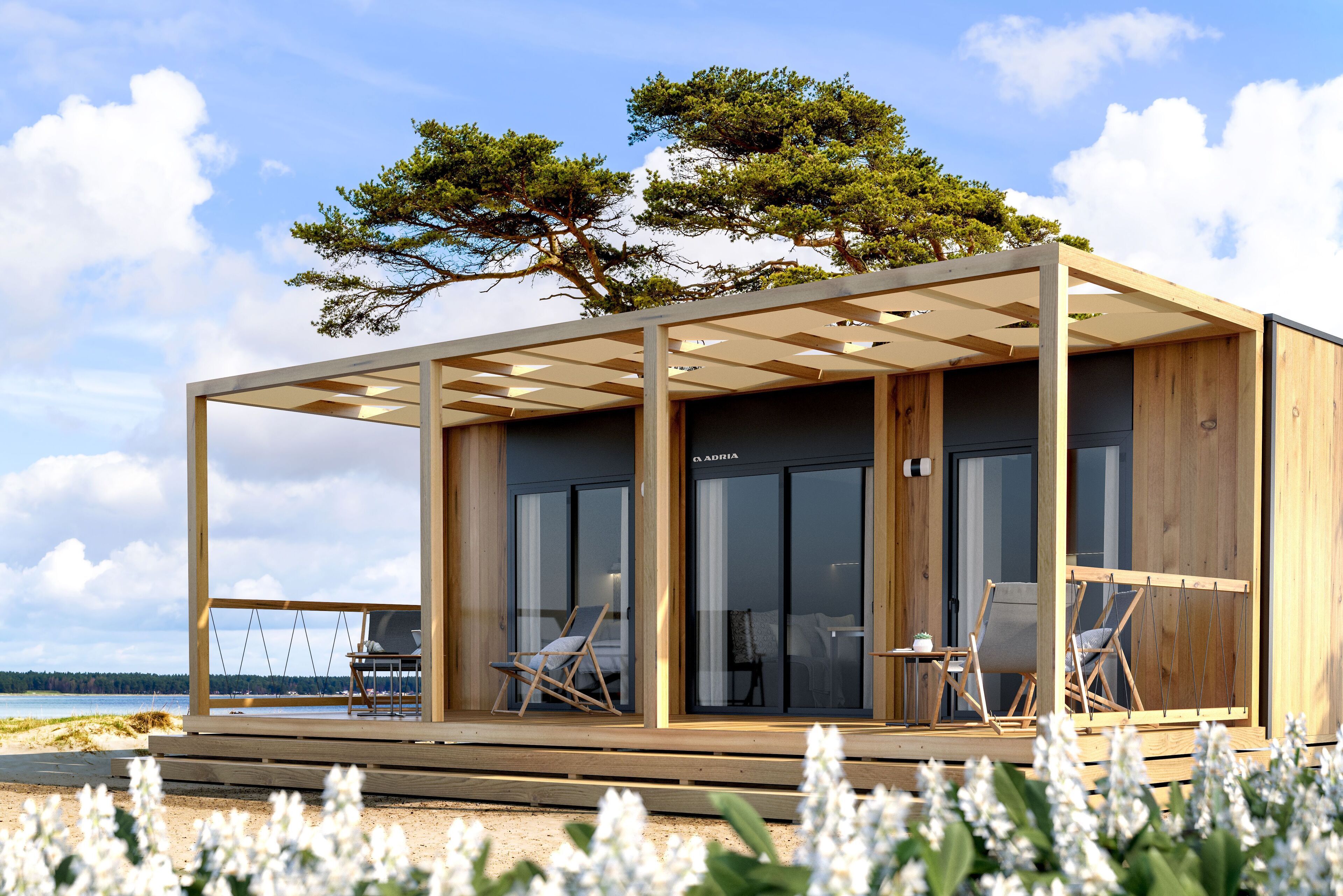 Un'accogliente baita moderna in legno con porta in vetro, due poltrone e vista sulla spiaggia.