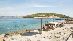 Solsenger, parasoller, strandhåndklær og strandyoga
