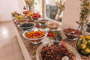 3 restaurants; breakfast, lunch, and dinner served
