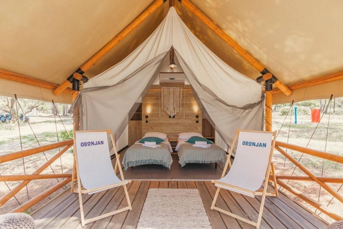Premium bedding, WiFi (free), bed sheets