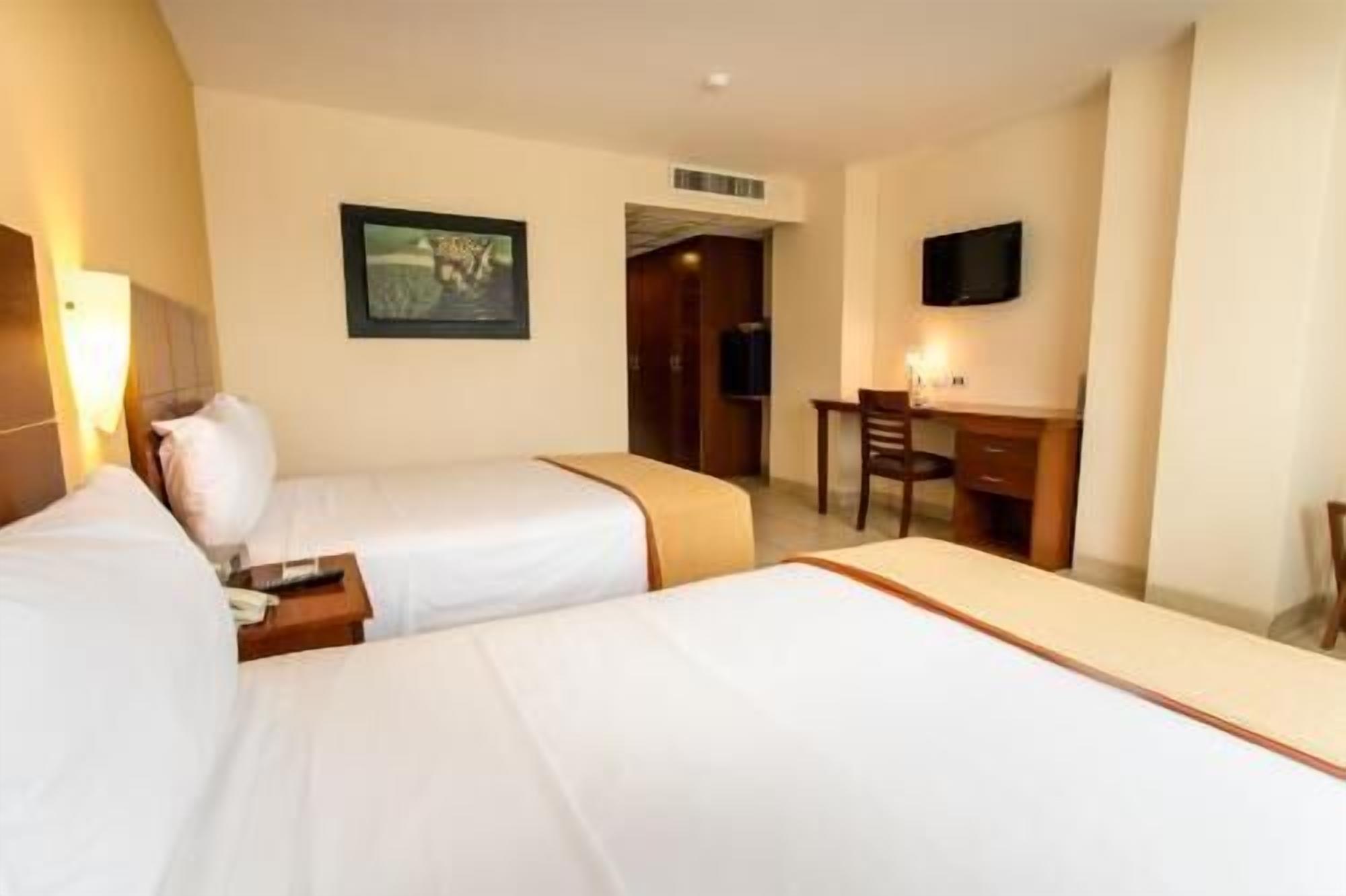 Ropa de cama hipoalergénica y caja de seguridad en la habitación 