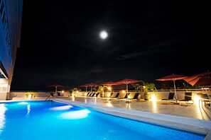 Una piscina al aire libre (de 08:00 a 20:00), tumbonas