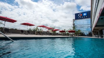 Piscine extérieure, chaises longues