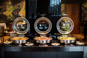 Petit déjeuner, déjeuner et dîner servis sur place