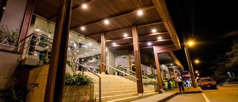 Fassade der Unterkunft – Abend/Nacht