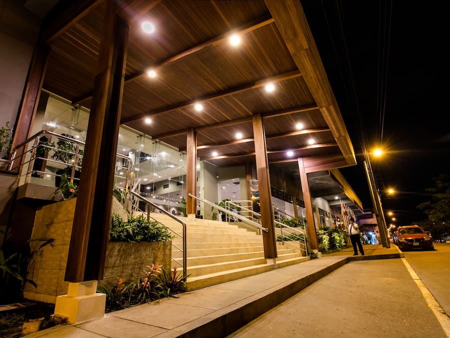 Majoituspaikan julkisivu illalla/yöllä