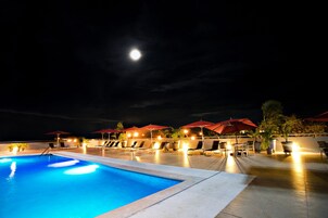 Una piscina al aire libre (de 08:00 a 20:00), tumbonas