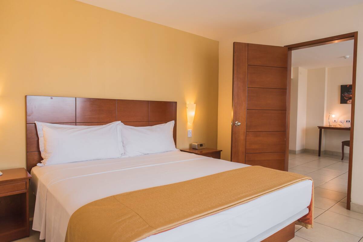 Junior suite, 1 kingsize bed, niet-roken | Hypoallergeen beddengoed, een kluis op de kamer, een bureau