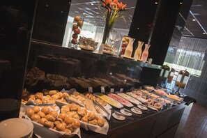 Free daily buffet breakfast - Wyndham Costa del Sol Pucallpa (Callería)