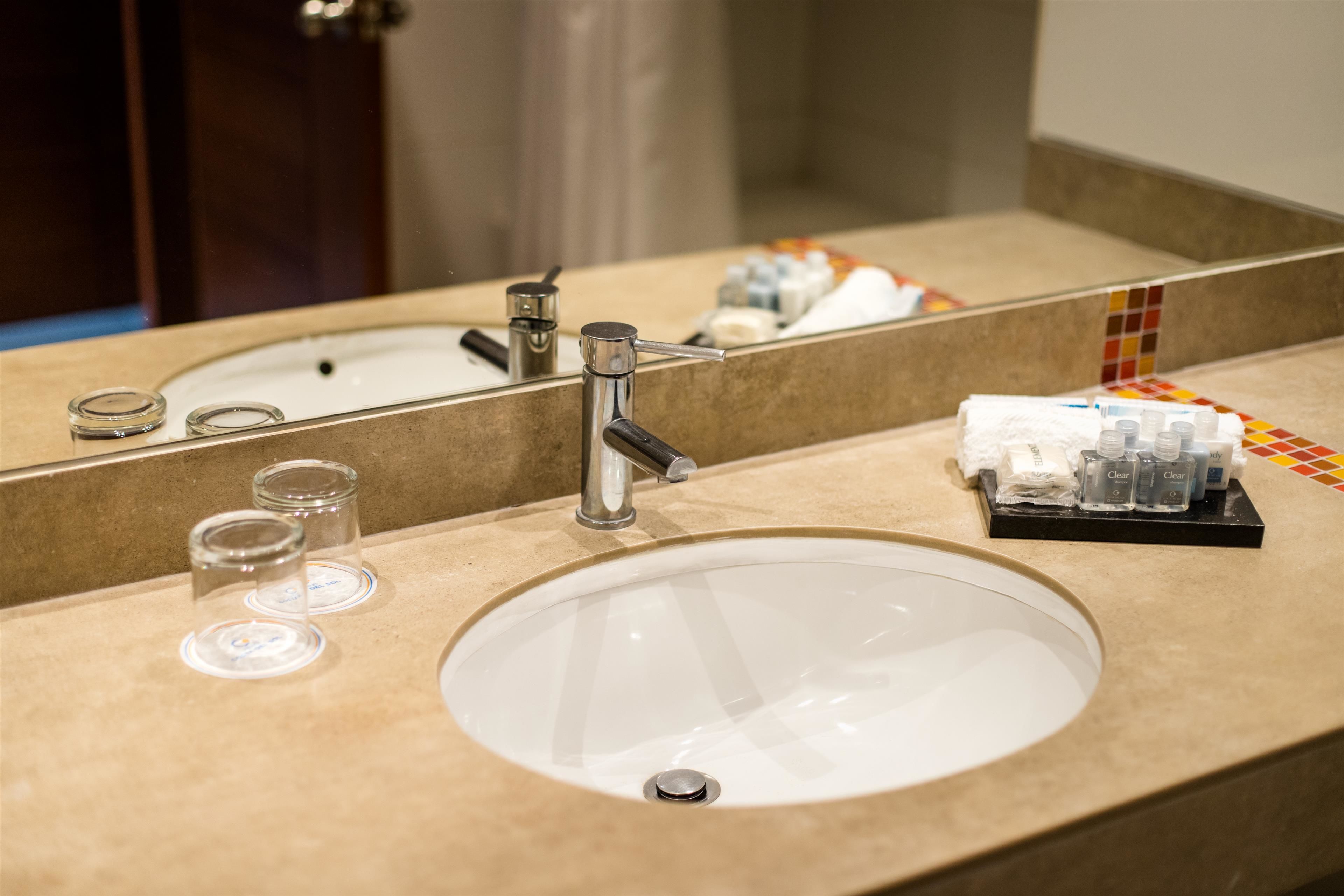 standard room, 2 single beds, non smoking | bathroom | combined shower/bathtub, deep-soaking bathtub, rainfall showerhead