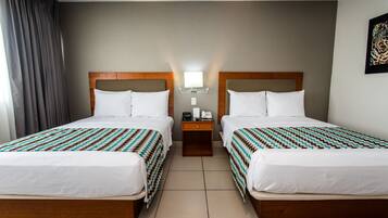 Kamar Standar, 2 Tempat Tidur Twin, Bebas Asap Rokok | Seprai antialergi, brankas, meja kerja, dan ruang kerja ramah laptop