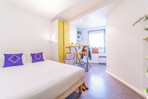 Escritorio, sistema de insonorización y tabla de planchar con plancha 