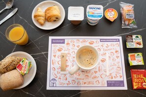 Cooked-to-order breakfast on weekdays (EUR 6.00 per person) - MontempĂŽ ApparthĂŽtel Evry (Ăvry-Courcouronnes)