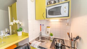 Studio, 1 Double Bed | Private kitchen