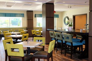 Free daily continental breakfast  - Holiday Inn Express & Suites Hendersonville SE - Flat Rock by IHG (Flat Rock)
