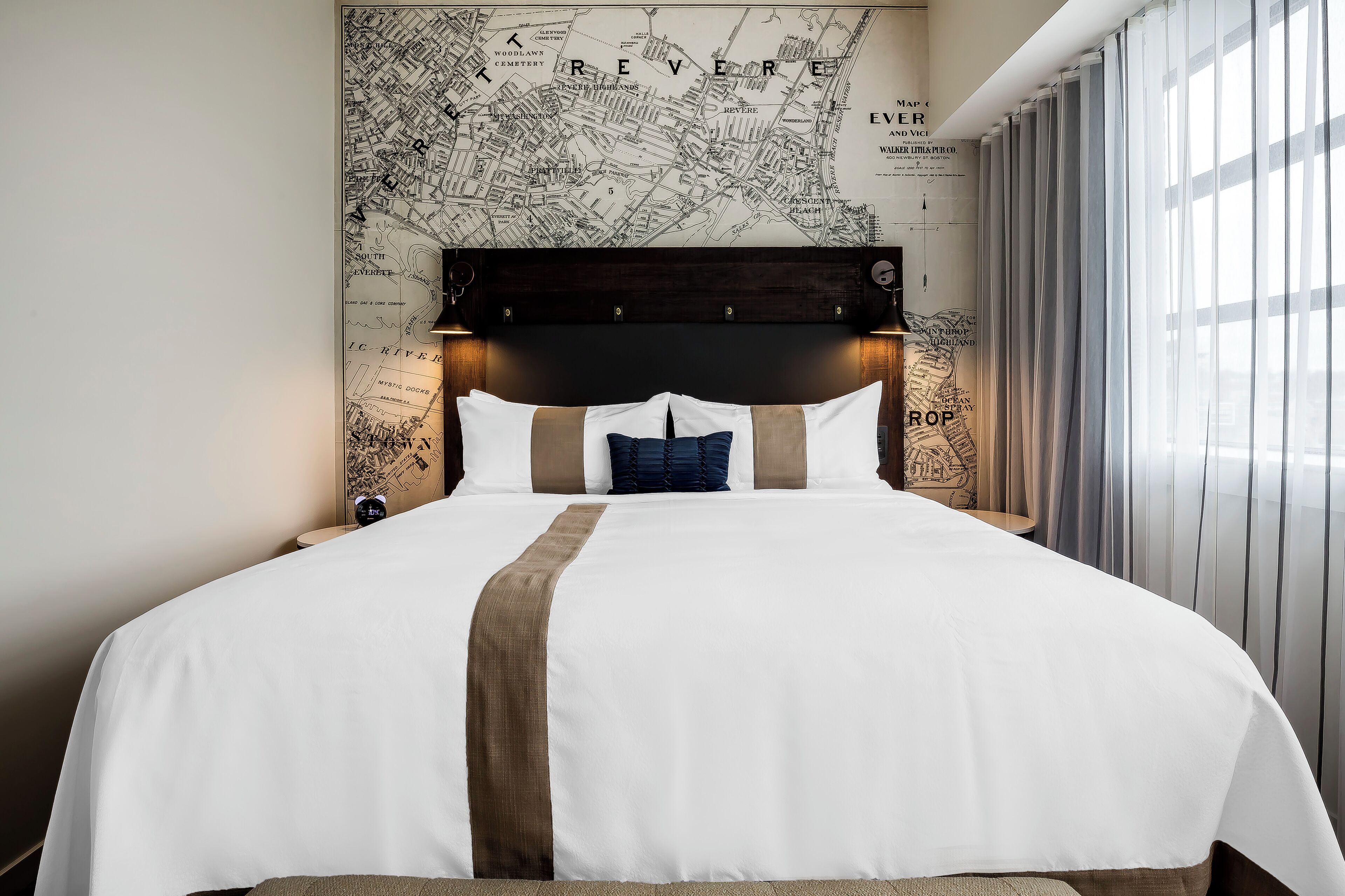 Deluxe Room, 1 King Bed, Roll-in Shower | Premium bedding, pillow-top beds, desk, iron/ironing board