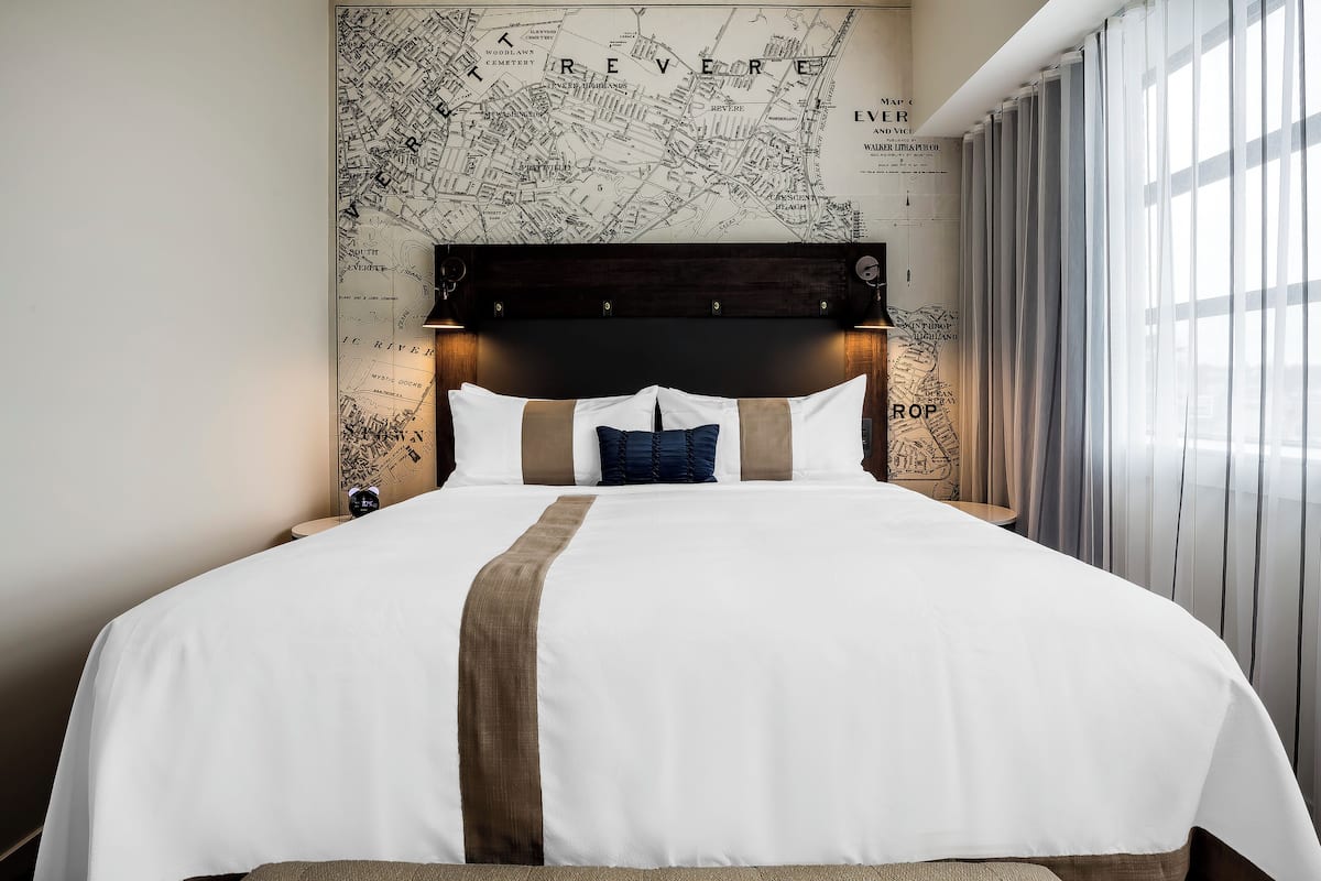 Deluxe Room, 1 King Bed, Roll-in Shower | Premium bedding, pillow-top beds, desk, iron/ironing board