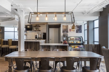 Breakfast area. enVision Hotel Boston Everett