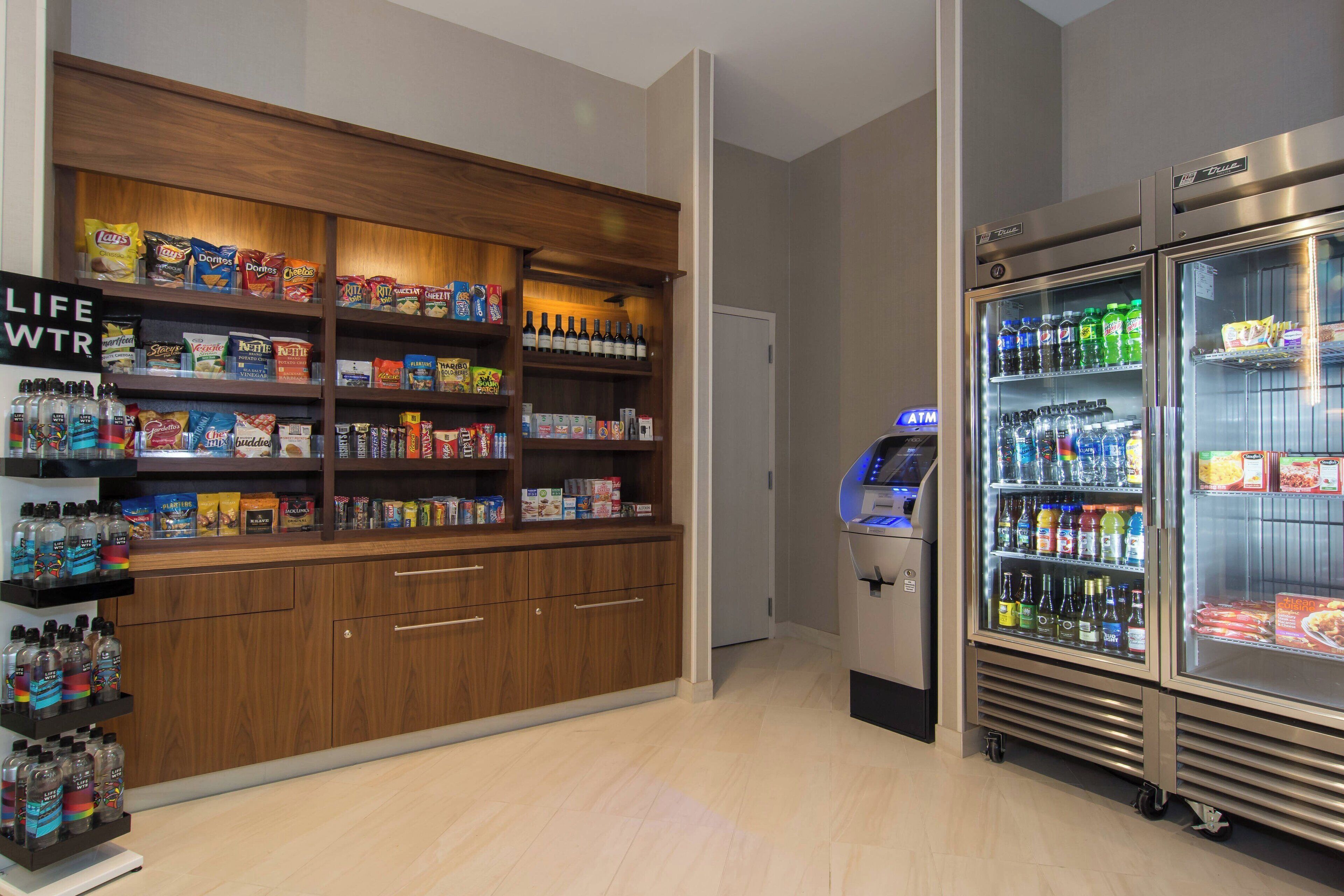 Ein Kiosk mit Regalen, gefüllt mit Chips, Snacks und abgefüllten Getränken.