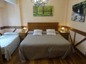 Triple Room | Desk, blackout drapes, soundproofing, free cribs/infant beds
