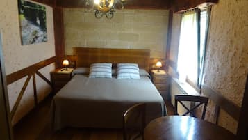 Escriptori, cortines opaques i habitacions insonoritzades