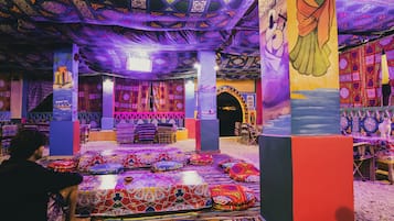 供应早餐、午餐和晚餐,本地与国际菜