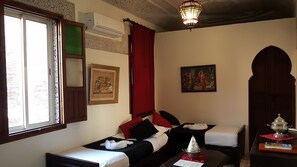 Kamar Triple Comfort | Didekorasi berbeda-beda, tirai kedap cahaya, dan kedap suara