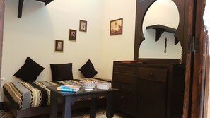 Kamar Twin Comfort | Didekorasi berbeda-beda, tirai kedap cahaya, dan kedap suara