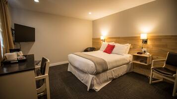 Camera, 1 letto matrimoniale, fumatori | Una scrivania, tende oscuranti, insonorizzazione, Wi-Fi gratuito