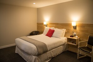 Desk, blackout drapes, soundproofing, free WiFi - Motel Colonial (Rimouski)