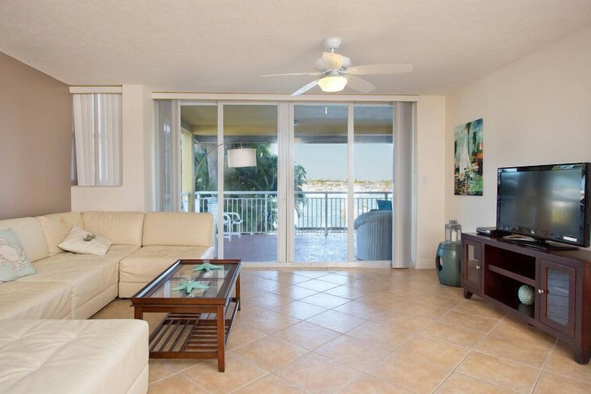 Condo, 2 chambres, balcon, vue sur la mer (Harbor Island) | Aire de séjour