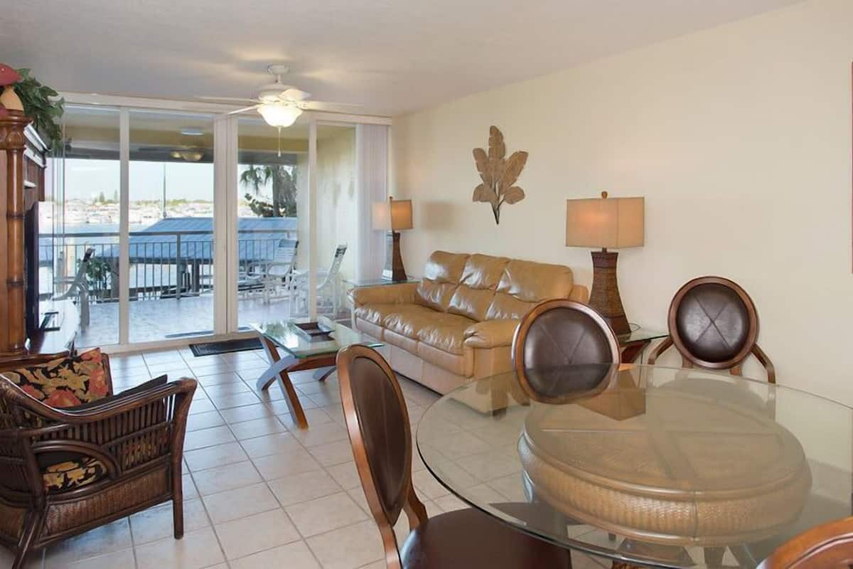 Condo, 2 chambres, balcon, vue sur la mer (Antigua) | Aire de séjour