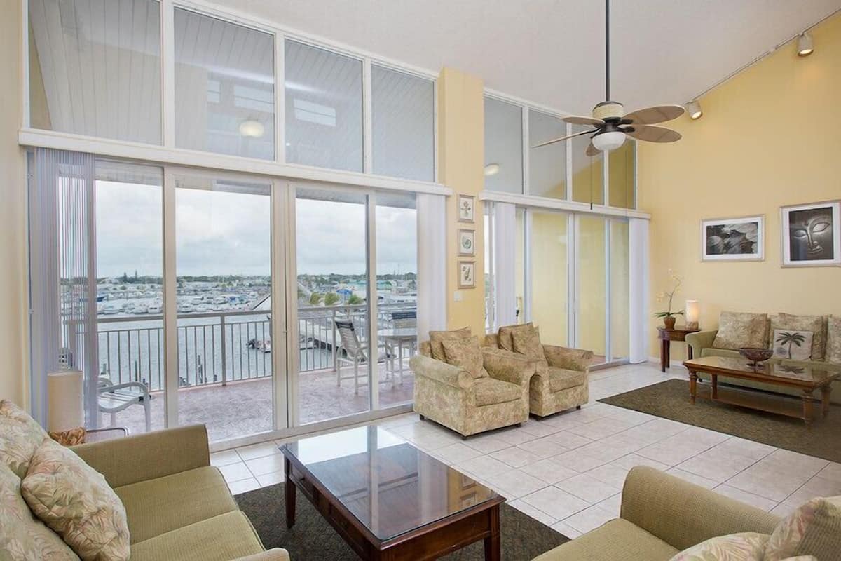 Appartement Penthouse, 3 chambres, balcon, vue sur la mer (St. Kitts Sleeps 10 persons) | Aire de séjour