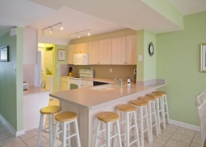 Condo, 2 chambres, balcon, vue sur la mer (Dominica) | Cuisine privée | Réfrigérateur grande capacité avec congélateur, four à micro-ondes