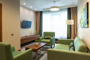 Suite, 2 Bedrooms | Ruang tamu | TV LCD 