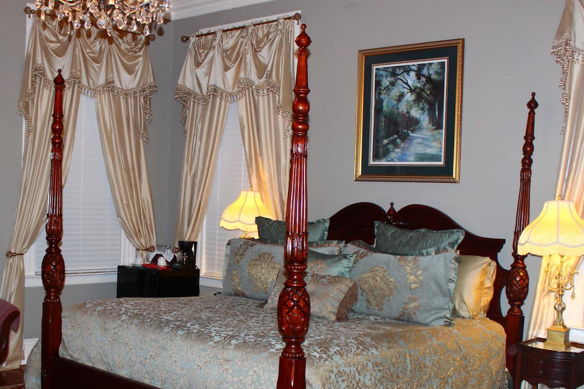 Standard Double Room, Ensuite (Oleander) | Individually decorated, individually furnished, iron/ironing board