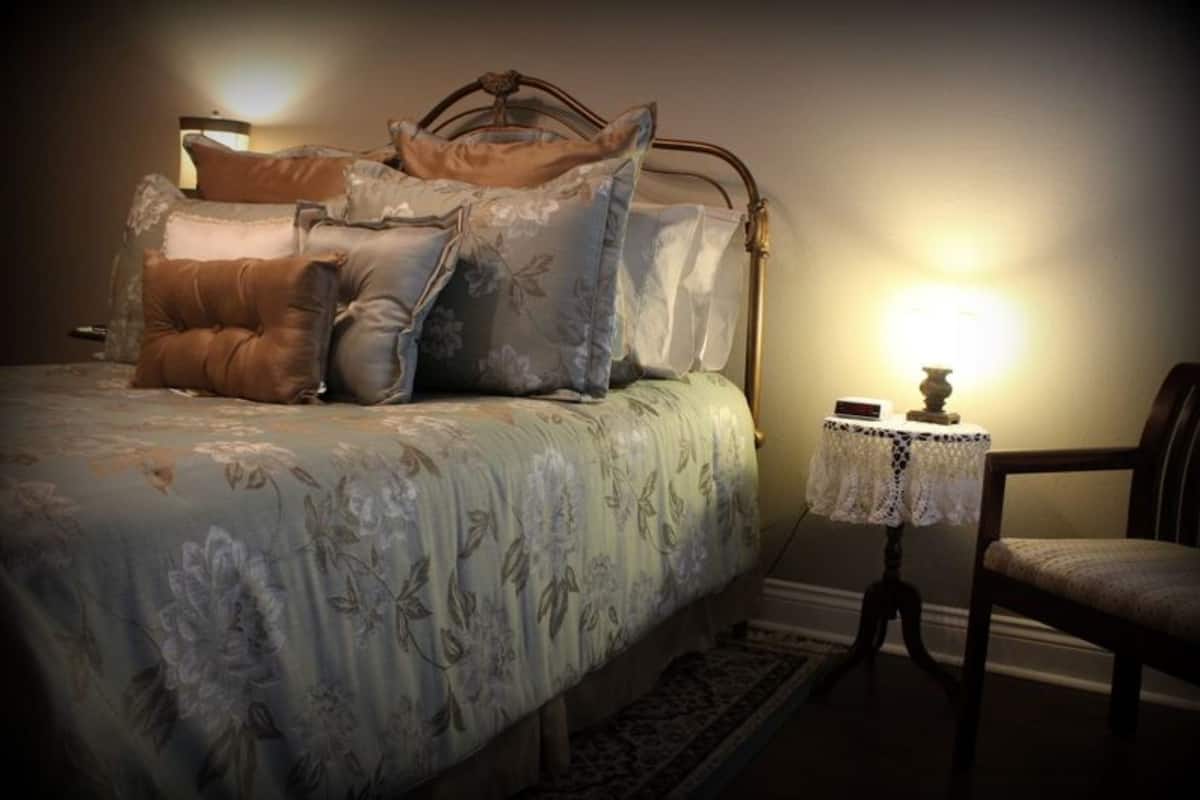 Standard Double Room, Ensuite (Orchid) | Individually decorated, individually furnished, iron/ironing board