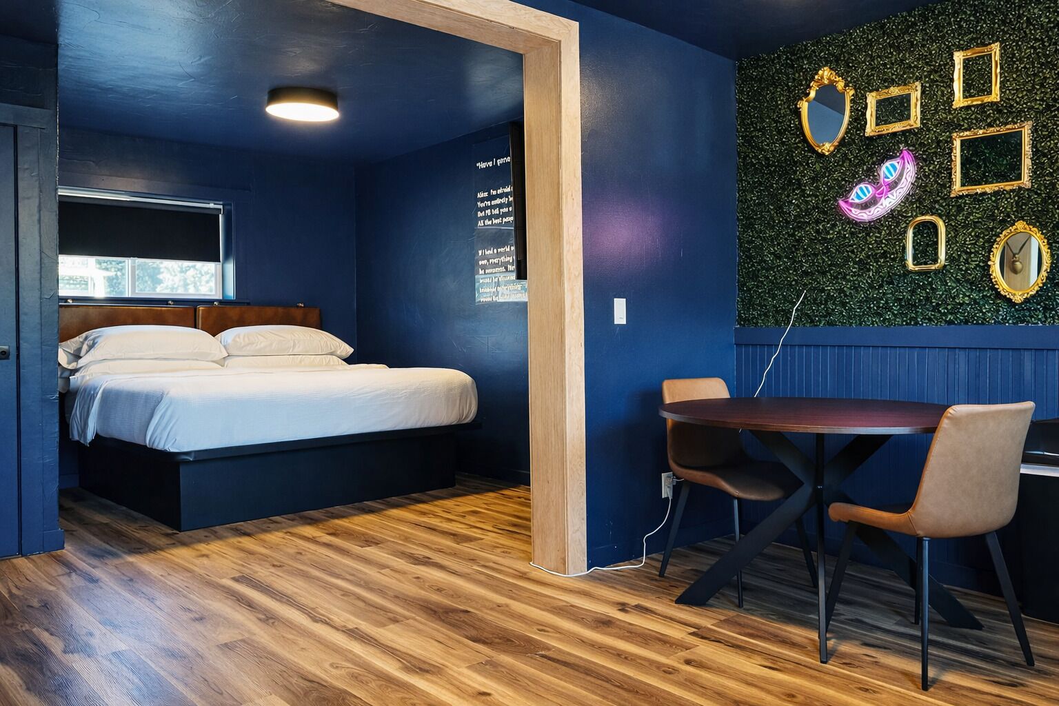 Habitación Club | Ropa de cama de alta calidad y escritorio