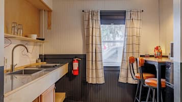 Rom – executive | Eget tekjøkken | Minikjøleskap, mikrobølgeovn, kaffetrakter/tekoker og fryser