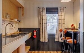 Chambre exécutive | Cuisinette privée | Mini-réfrigérateur, four à micro-ondes, cafetière-théière, congélateur