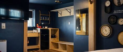 Kamar Klub | Seprai premium, meja kerja, dan ruang kerja ramah laptop