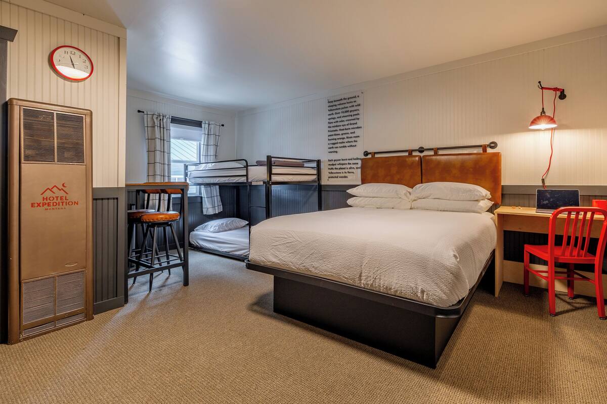 Premium-rum | Sängtillbehör av högsta kvalitet, skrivbord och arbetsyta för laptop