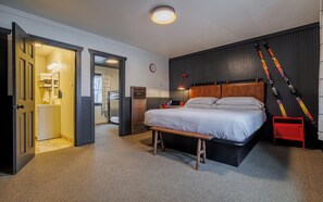 Family Room | Peralatan tempat tidur premium, meja, ruang kerja komputer riba 